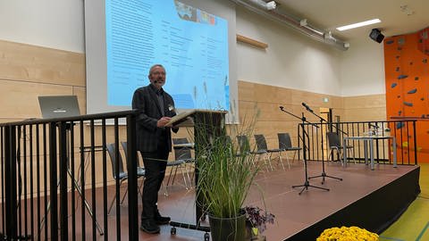 Gerhard Längle, der Regionaldirektor Alb-Neckar des Zentrums für Psychiatrie Südwürttemberg bei der Begrüßung zur Ethiktagung. (Foto: SWR, Theresa Krampfl)