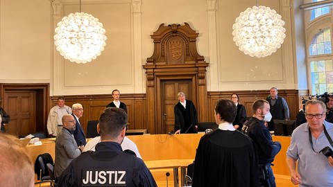 Die Richter im Revisionsprozess um den Mord an einem Geschäftsmann aus Horb betreten den Saal im Landgericht Rottweil (Foto: SWR, Samantha Happ)