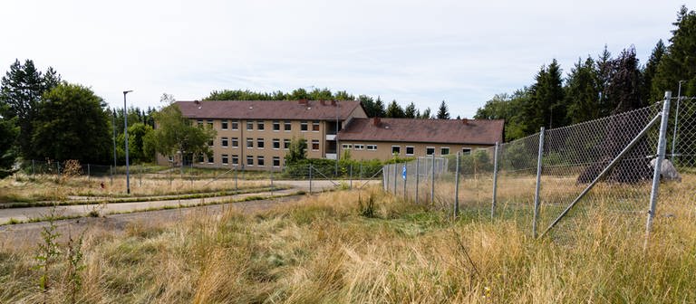 Leerstehende Gebäude auf dem ehemaligen Kasernengelände in Meßstetten im Zollernalbkreis (Foto: SWR, Julia Klebitz)