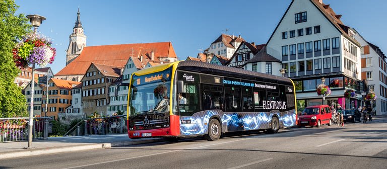 Ab 2023 sollen nach und nach 44 neue E-Busse nach Tübingen rollen. Die Universitätsstadt kommt damit im Sektor Mobilität deutlich schneller den Klimaschutzzielen 2030 näher.  (Foto: Stadtwerke Tübingen)