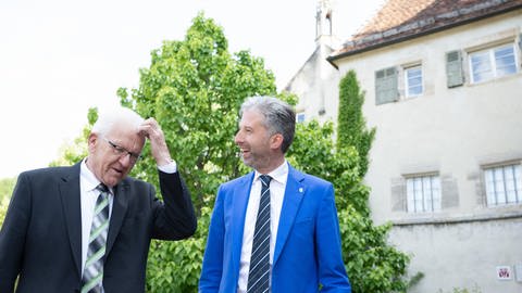 Ministerpräsident Kretschmann und Tübinger OB Palmer bei einer Kabinettssitzung im Kloster Bebenhausen. (Foto: dpa Bildfunk, picture alliance/dpa | Bernd Weißbrod)