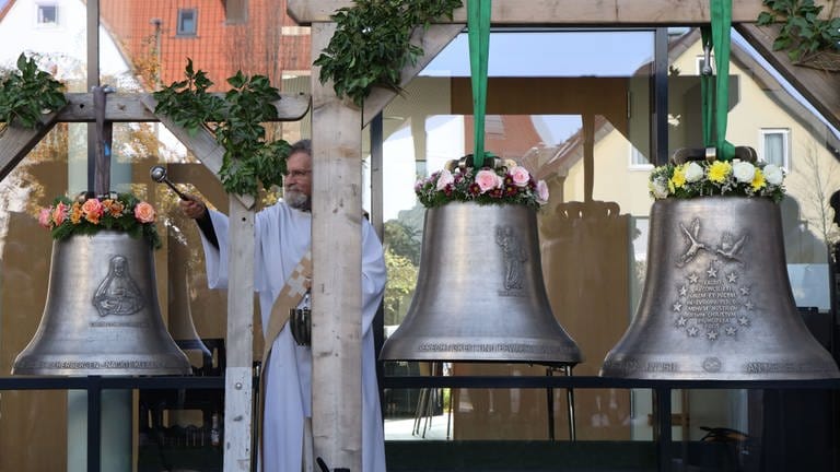 Diakon Josef Ambros weiht die neuen Glocken in Lustnau (Foto: Pressestelle, Kirchengemeinde Lustnau / Thomas Gauggel)