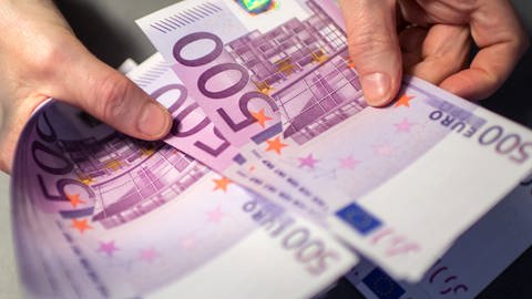 Mehrere 500 Euro-Scheine in einer Hand (Foto: dpa Bildfunk, picture alliance/dpa | Matthias Balk)