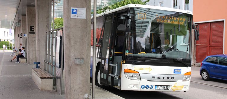 Ein Bus an einer Haltestelle. Künftig wird Busfahren in Tuttlingen einfacher und günstiger (Foto: Pressestelle, STADT TUTTLINGEN)