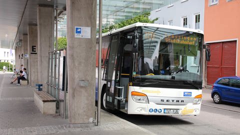 Ein Bus an einer Haltestelle. Künftig wird Busfahren in Tuttlingen einfacher und günstiger (Foto: Pressestelle, STADT TUTTLINGEN)