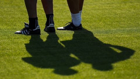 Zwei Fußballer stehen auf dem Spielfeld (Foto: picture-alliance / Reportdienste, picture alliance/dpa | Christian Charisius)