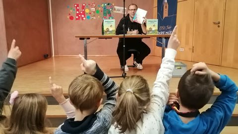Kinder melden sich bei Buchvorstellung an Grundschule in Empfingen - Kinderbuch soll mit Bürgermeister-Vorurteilen aufräumen (Foto: SWR)