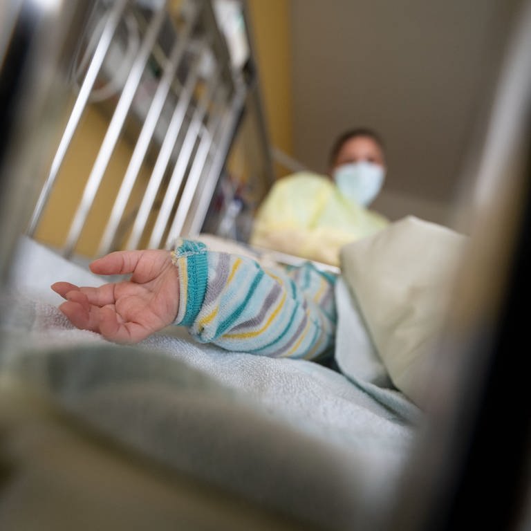 Baby im Krankenbett (Foto: picture-alliance / Reportdienste, picture alliance/dpa | Marijan Murat)