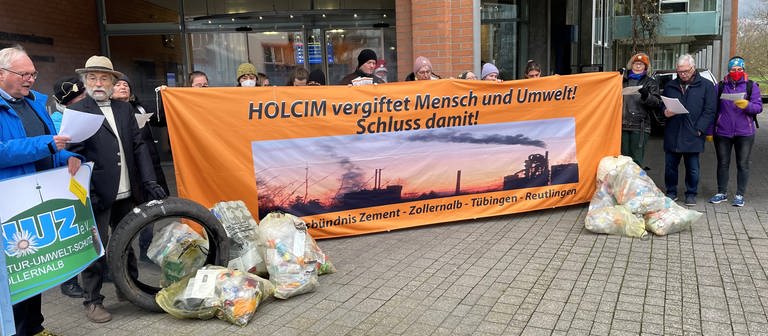 Umweltinitiativen protestieren gegen Holcim (Foto: SWR, Katharina Kregel)