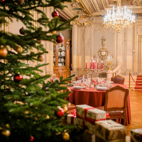 Ein festlich dekorierter Saal mit Weihnachtsbaum im Hohenzollernschloss Sigmaringen. (Foto: SWR, Hohenzollernschloss Sigmaringen)