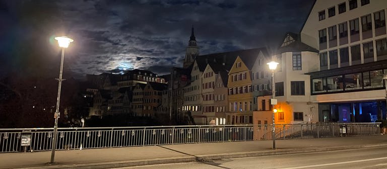 Tübingen ist nachts für ein paar Stunden dunkel - das hat die Stadt so entschieden, um Energie zu sparen. Die Straßenbeleuchtung wird von 1 bis 5 Uhr nachts ausgeschaltet. (Foto: SWR, Theresa Krampfl)