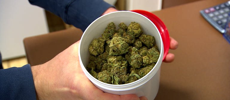 Apotheker aus Bisingen ist für die Legalisierung von Cannabis - SWR Aktuell