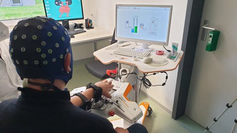 Wilhelm Austermann aus Ulm wird nach seinem Schlaganfall am Institut für Neuromodulation und Neurotechnologie der Uniklinik Tübingen behandelt (Foto: SWR, Christoph Necker)