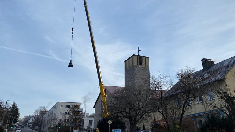 Die Glocke der Kirche in Tübingen-Lustnau wurde abgehängt, um sie zurück nach Tschechien zu bringen. Von dort wurde sie einst von Nazis geklaut. (Foto: SWR, Sonja Legisa)