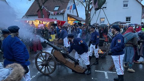 Narren in Tübingen-Hirschau schießen beim Hexensprung mit einer Konfetti-Kanone. (Foto: SWR, Ingemar Koerner)