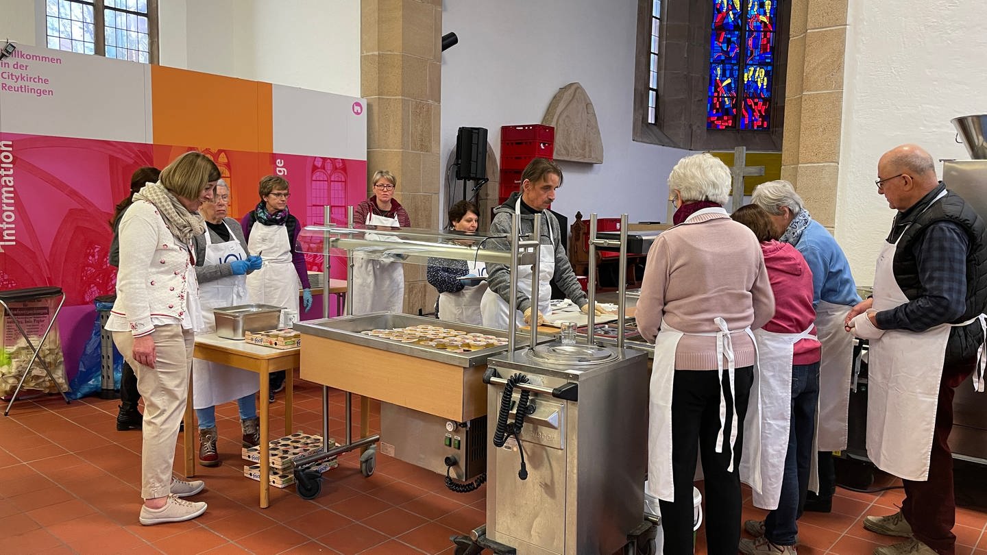 Helfer bereiten die Essen in der reutlinger Nikolaikirche vor (Foto: SWR, Koerner)