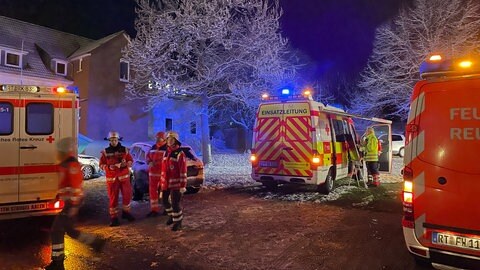 Rettungsfahrzeuge im Einsatz vor Reutlinger Pflegeheim (Foto: SWR, Harry Röhrle)