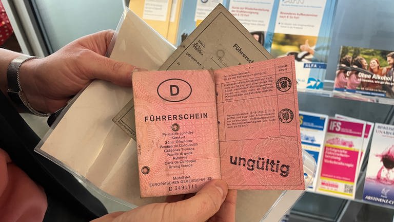 Landratsamt Tübingen: Alter Führerschein gegen Karte - SWR Aktuell