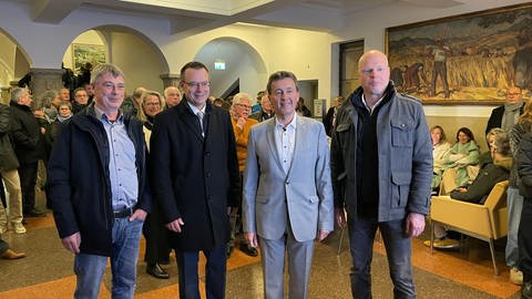Diese vier Kandidaten wollen Oberbürgermeister in Albstadt werden. Von links: Thomas Wenske, Udo Hollauer, Roland Tralmer, Markus Ringle. Sie stehen am Wahlabend der ersten Runde im Albstädter Rathaus (Foto: SWR, Ingemar Koerner)