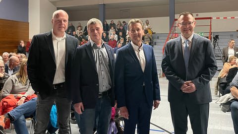 Die vier Kandidaten für die Oberbürgermeisterwahl in Albstadt stehen inmitten des Publikums in der Zollernalbhalle. (Foto: SWR, Magdalena Knöller)