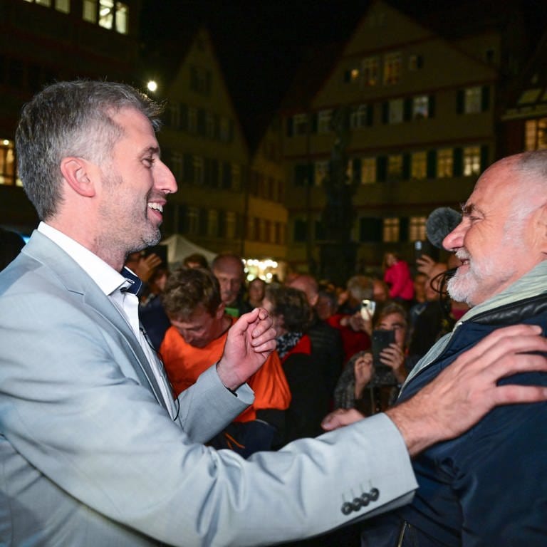 Boris Palmer und Rezzo Schlauch auf dem Marktplatz in Tübingen (Foto: dpa Bildfunk, picture alliance/dpa/Deutsche Presse-Agentur GmbH | Bernd Weißbrod)