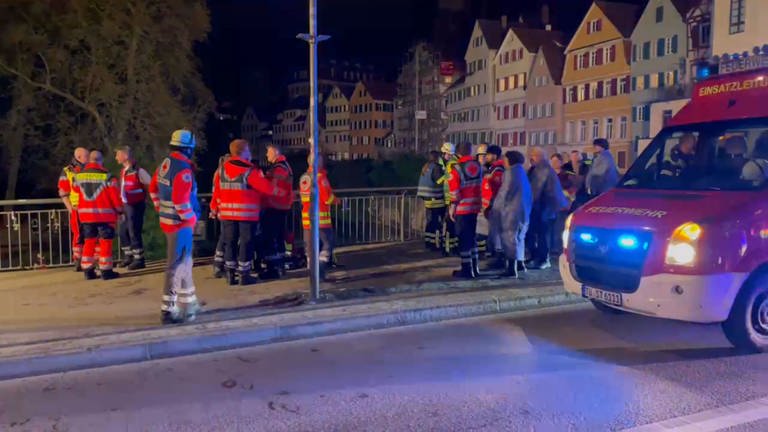 Auf der Eberhardsbrücke in Tübingen stehen Rettungskräfte, um den Insassen eines gekenterten Stocherkahns auf dem Neckar zu helfen (Foto: SWR, Martin Rottach)