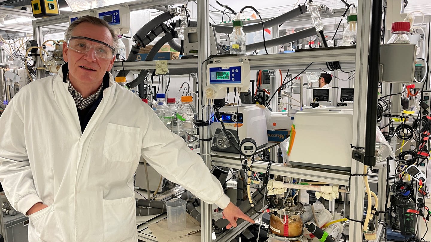 Im Labor des Tübinger Umweltbiotechnologen Lars Angenent erzeugen Mikroben Methangas und bilden Proteine. (Foto: SWR, SWR/Ulrike Mix)