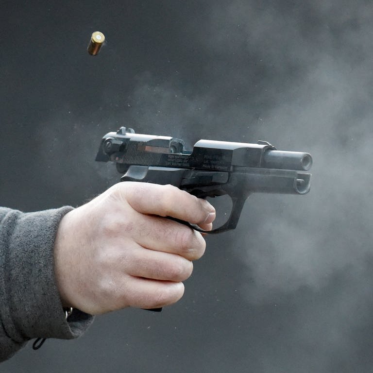 Ein Schuss wird aus einer Schreckschusspistole abgefeuert (Foto: dpa Bildfunk, Carsten Rheder)