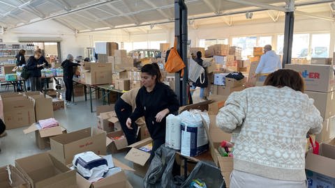 In einem Autohaus in Reutlingen werden Hilfsgüter für die Erdbeben-Opfer in der Türkei gesammelt (Foto: SWR, Harry Röhrle)