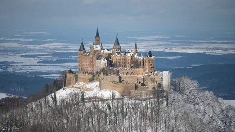 Die Burg Hohenzollern im Schnee (Foto: dpa Bildfunk, picture alliance/dpa | Marijan Murat)