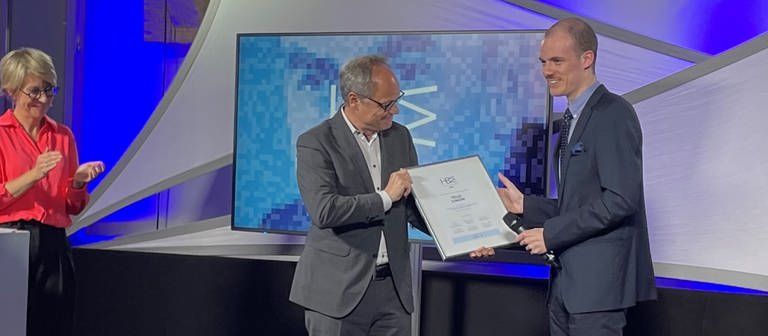 Felix Simon bekommt den Hans Bausch Mediapreis in Tübingen verliehen (Foto: SWR, Peter Binder )