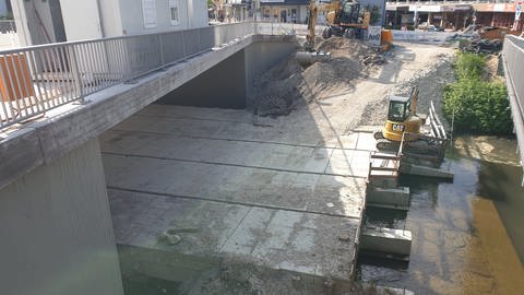 Noch stehen die Arbeitsplattformen in der Steinlach, die für den Bau der neuen Brücke notwendig waren.  (Foto: SWR, Christoph Necker)