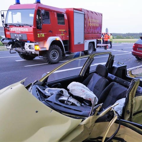 Ein Auto ist mit einem Sportwagen bei Hohenstein-Bernloch (Kreis Reutlingen) zusammengestoßen.  (Foto: Joachim Lenk)