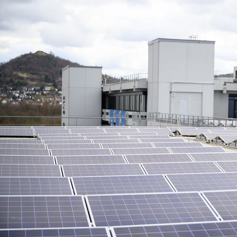 Eine Photovoltaikanlage steht auf dem Gebäude 3 der Hochschule Reutlingen. Sie ist Teil des Energie- und Klimaschutzkonzeptes für landeseigene Liegenschaften des Landes Baden-Württemberg.  (Foto: dpa Bildfunk, picture alliance/dpa | Sebastian Gollnow)