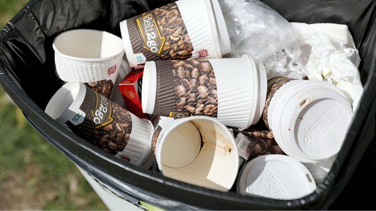 Verpackungsmüll Kaffeebecher (Foto: dpa Bildfunk, Jan Woitas)