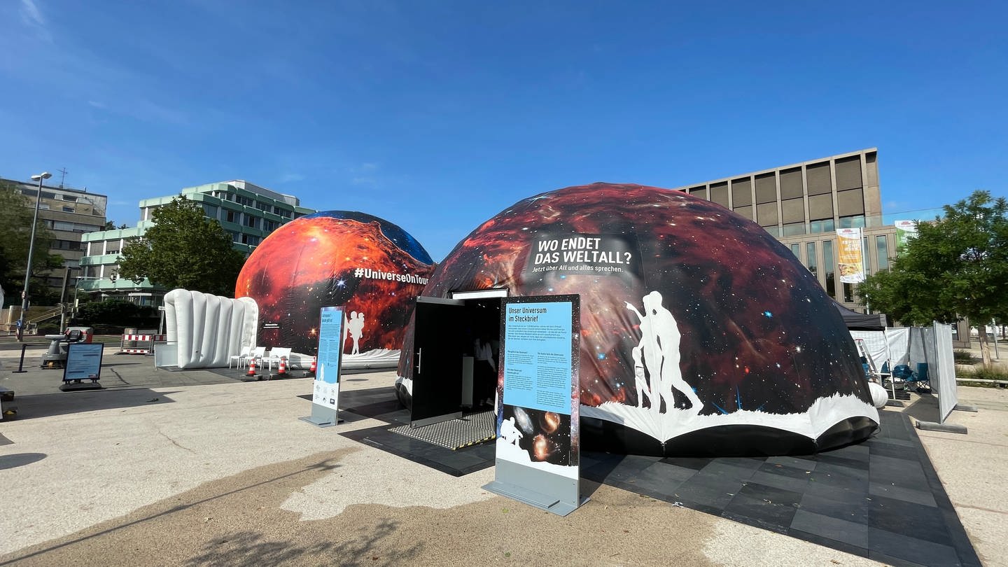 In Reutlingen steht von 12.-16.Juli ein mobiles Planetarium. Jeder darf kostenlos reinschauen und sich mit dem Universum beschäftigen. (Foto: SWR, Theresa Krampfl)