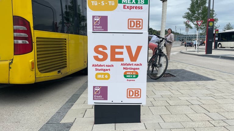 Ein Schild an einer Bushaltestelle am Tübinger Hauptbahnhof. Darauf steht Schienenersatzverkehr nach Stuttgart und Nürtingen. (Foto: SWR, Ingemar Koerner)