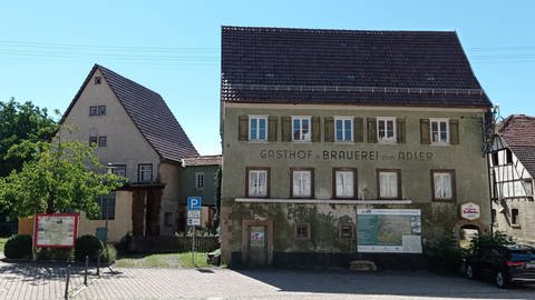 Ein altes Gasthaus in einem Dorf. Die graugrüne Fassade sieht renovierungsbedürftig aus.  (Foto: Pressestelle, Deutsche Stiftung Denkmalschutz )