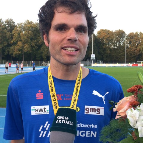 Deutscher Meister: Lorenz Baum aus Tübingen kann seinen Erfolg beim Marathon in Köln noch nicht glauben. (Foto: SWR, Stefanie Assenheimer)