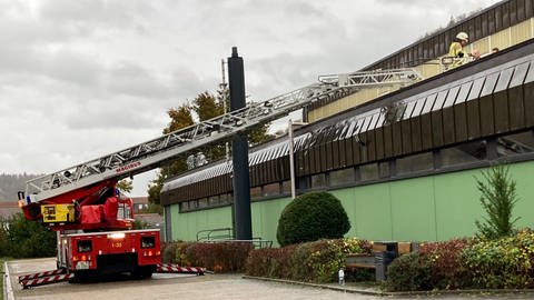 Feuerwehr im Einsatz bei Kreissporthalle in Albstadt-Ebingen wegen Qualm nach Rauchpatronen-Aktion (Foto: Freiwillige Feuerwehr Albstadt-Tailfingen/Thomas Daus )