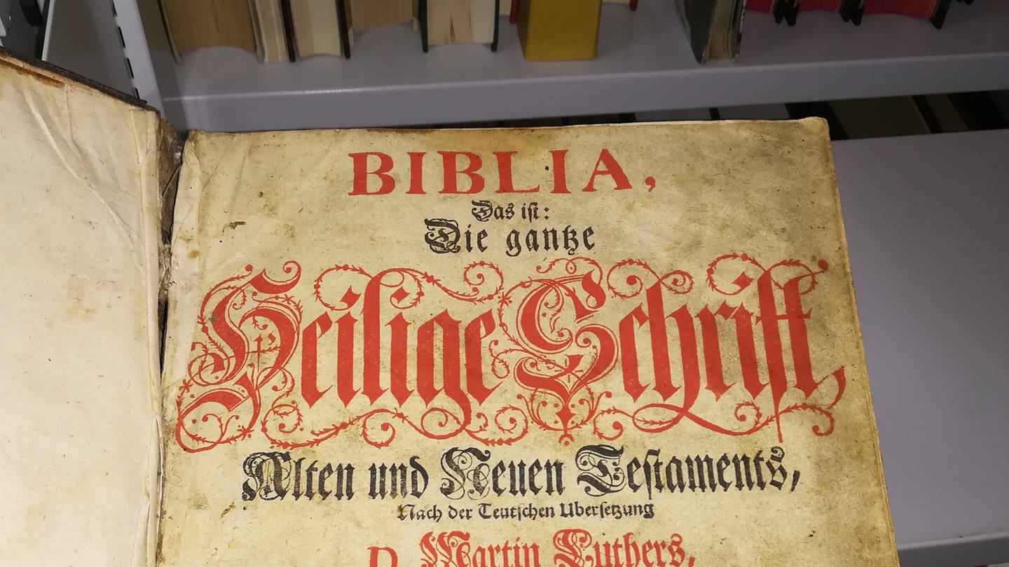 300 Jahre alte Bibel mit großen altertümlichen Buchstaben. (Foto: Pressestelle, Kloster Beuron)
