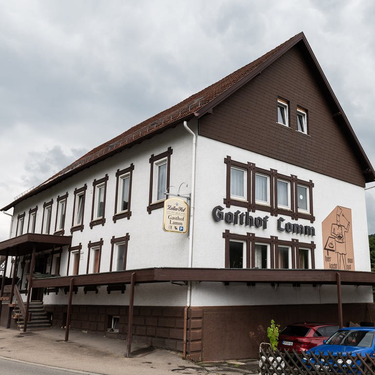 in diesem ehemaligen Gasthof in Burladingen-Killer (Zollernalbkreis) sollen Flüchtlinge untergebracht werden. (Foto: dpa Bildfunk, picture alliance/dpa | Silas Stein)