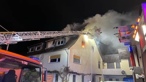 Lodernde Flammen im Obergeschoss (Foto: Feuerwehr)