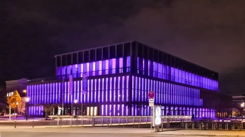 Die Stadthalle in Reutlingen wird am Welt-Frühgeborenen-Tag lila beleuchtet (Foto: Frühchen e.V. Reutlingen)