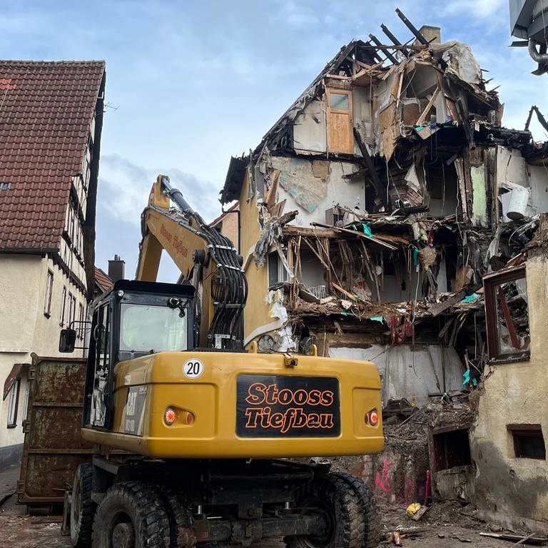 Der Brand in Bad Urach hat Spuren hinterlassen. Ein Teil des Mehrfamilienhauses in der Altstadt musste bereits abgerissen werden   (Foto: SWR, Lisamarie Haas)