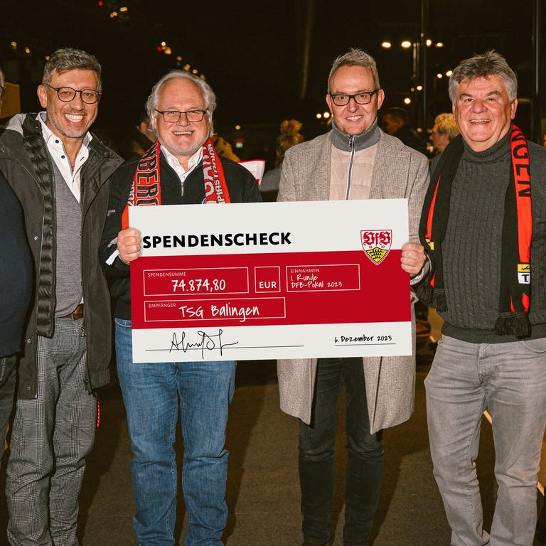 Große Freude bei den Verantworltichen der TSG Balingen über die Spende des VfB Stuttgart  (Foto: VfB Stuttgart)