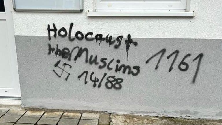 Unbekannte haben die Hauswand einer Moschee in Mössingen (Kreis Tübingen) mit Hakenkreuz und verschlüsselten Zahlencodes beschmiert. (Foto: IGMG Islamische Gemeinschaft Mössingen)