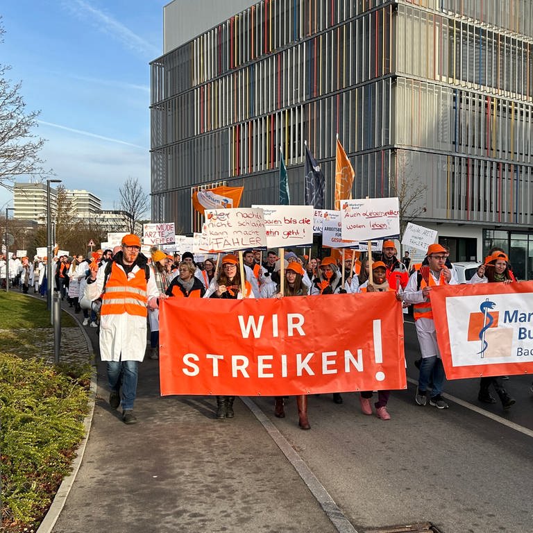 Ärztinnen und Ärzte streiken an der Uniklinik in Tübingen. Sie fordern mehr Geld und bessere Arbeitsbedingungen. (Foto: SWR, Tobias Faißt)