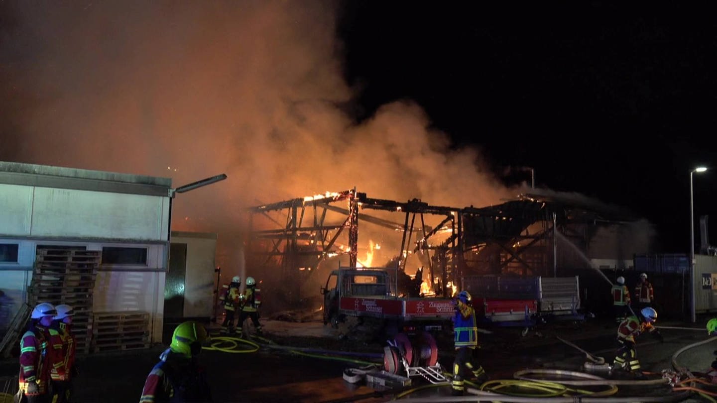 In Riederich im Kreis Reutlingen brennt eine Zimmerei. Die Feuerwehr löscht. (Foto: 7Aktuell)