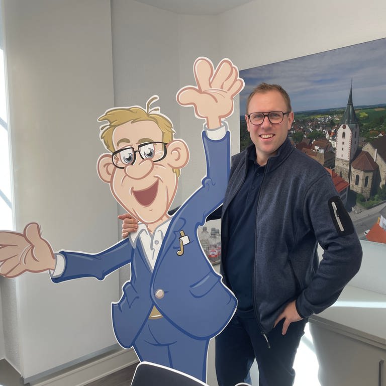 BW macht's stellt Bürgermeister Ferdinand Truffner vor. Er sitzt seit 2018 im Ratahus von Empfingen und informiert seine Bürger und Bürgerinnen auch auf EMPFI-TV auf Youtube.  (Foto: SWR, Markus Beschorner)